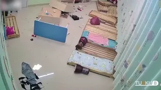 저속한 남자가 유치원에서 교사로 일하는 여자친구를 찾아 재결합에 성공하지 못하자 화가 나…