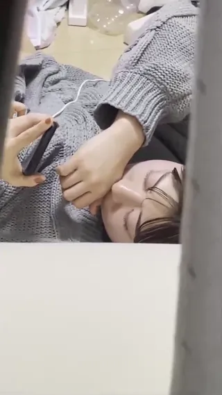 학생 아파트 창문 커튼 사이로 백호가 예쁜 작은 누나를 핍박하며 핸드폰 속의 털조각을 보면서 전동 장난감으로…