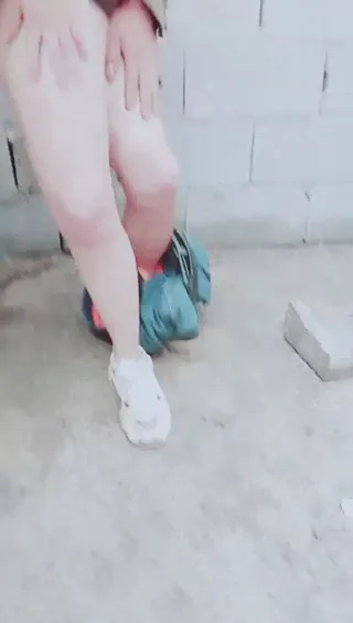 풍만하고 큰 젖 아나운서 야외에서 한 남자를 꼬셔서 대낮에 야외에서 서서 이불 뒤에 들어가서 잘 놀아요.