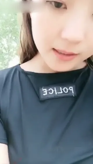 정말 대담하다, 왕홍 얼굴 섹시 미녀와 남자친구 체험 자극 시골 땅콩밭 노천 토닥토닥
