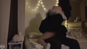 귀여운 방에서 함께 사는 십대 커플이 로맨틱한 섹스를 즐긴다 - 한국야동 국산야동