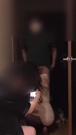 남친이 초대남 불러서 초대남 들어오자마자 바지 벗기고 좃을 빨아주는 여친 - 실시간 국산야동 인기 한국야동