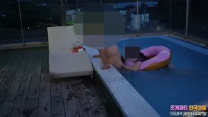 한국커플 풀빌라 팬션 수영장 야외섹스 - 한국야동 인기 한국야동